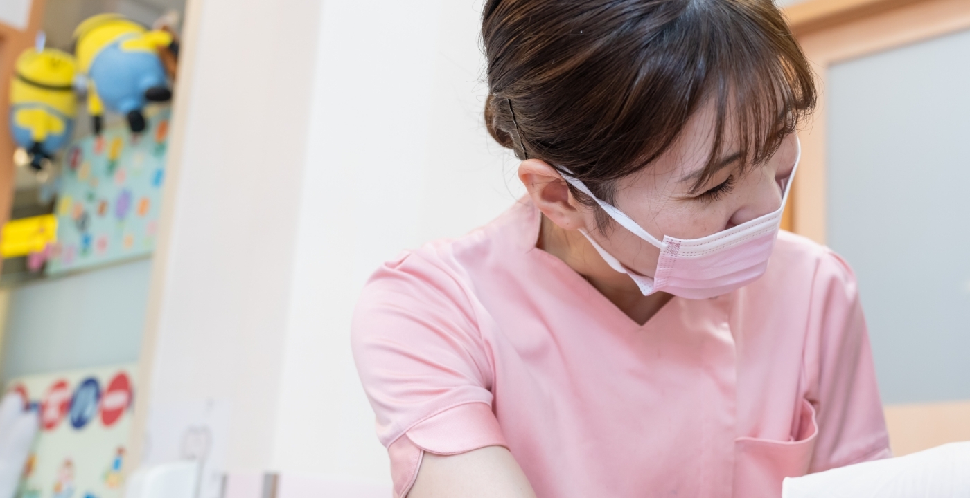 歯科医師が診療しているような写真
